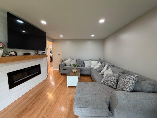 9848 S Muskegon Avenue, Chicago, IL 60617