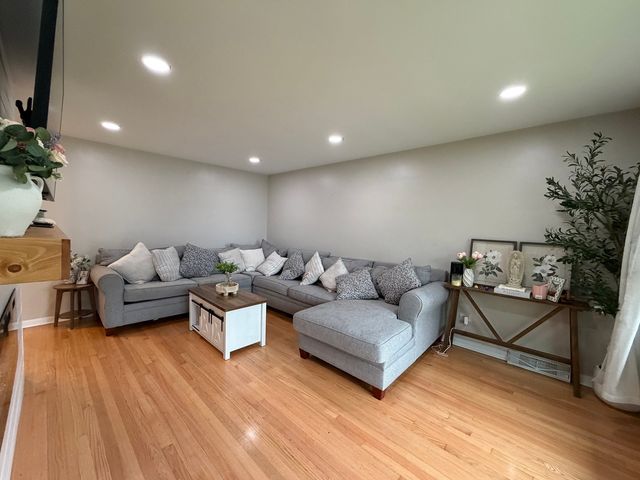 9848 S Muskegon Avenue, Chicago, IL 60617