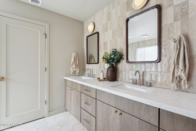 11049 N 44TH Street, Phoenix, AZ 85028