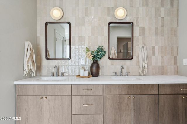 11049 N 44TH Street, Phoenix, AZ 85028