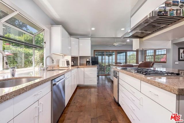 3525 N Knoll Drive, Los Angeles, CA 90068