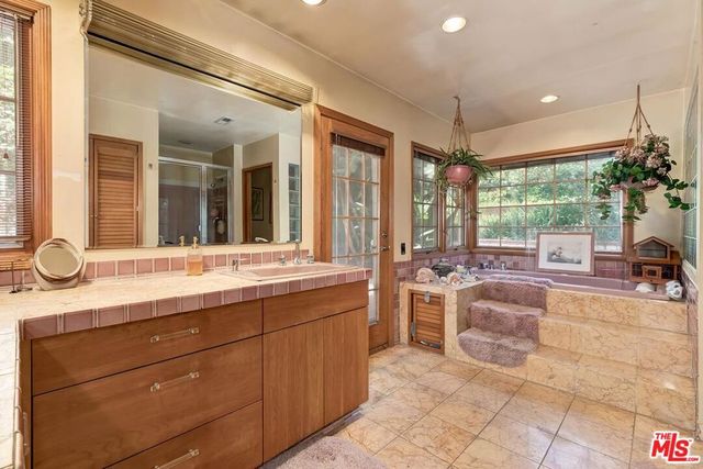 3525 N Knoll Drive, Los Angeles, CA 90068