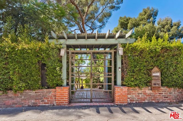 3525 N Knoll Drive, Los Angeles, CA 90068
