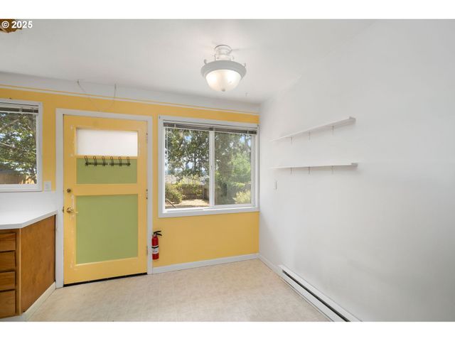 615 E Gloucester St, Gladstone, OR 97027