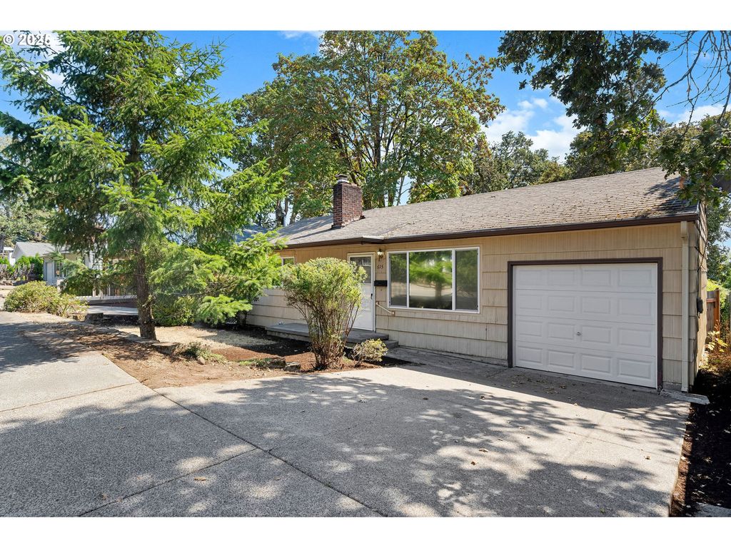 615 E Gloucester St, Gladstone, OR 97027