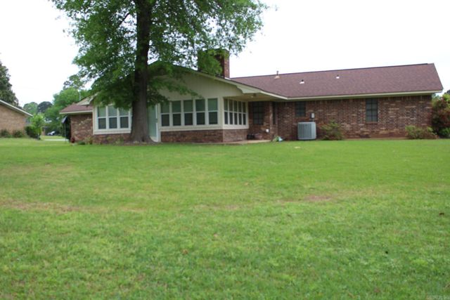 911 Ash Street, Nashville, AR 71852