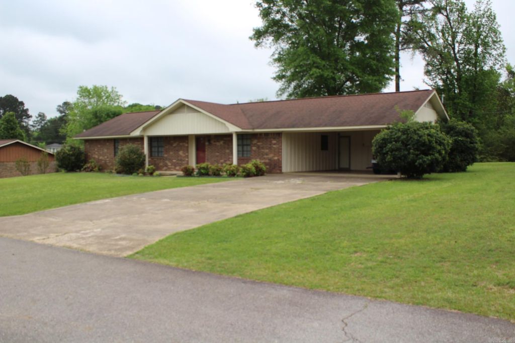 911 Ash Street, Nashville, AR 71852