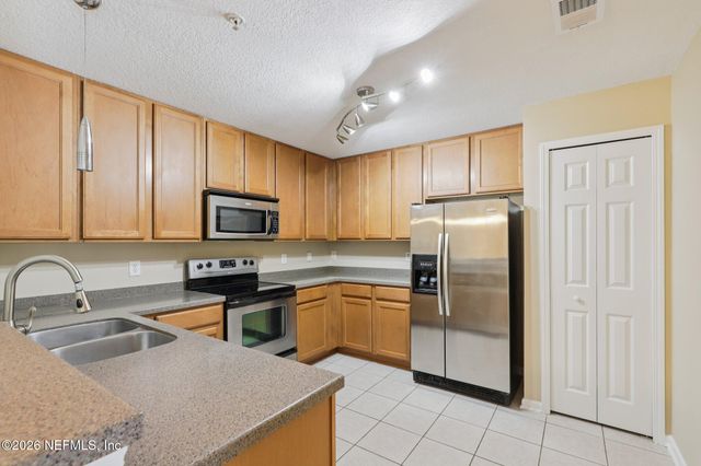 7067 DEER LODGE Circle 106, Jacksonville, FL 32256