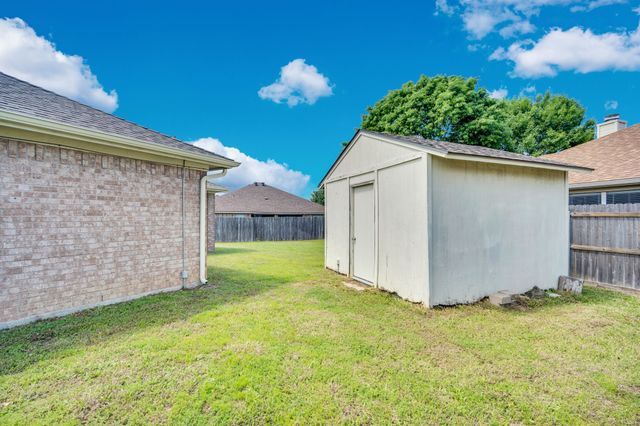 1040 Vinewood Avenue, Burleson, TX 76028