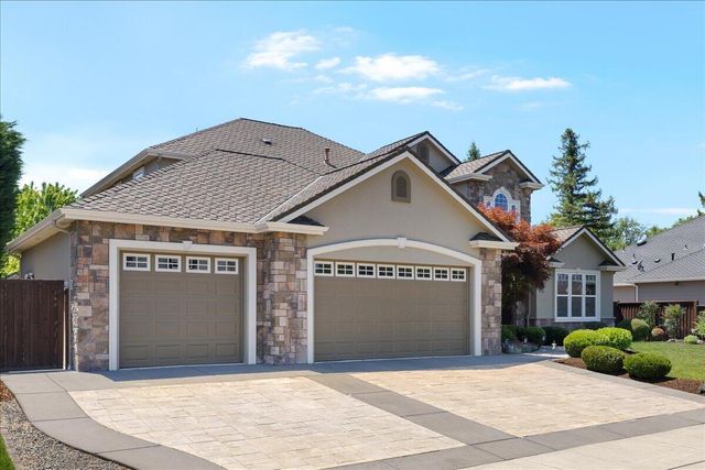 574 Grey Hawk Way, Central Point, OR 97502