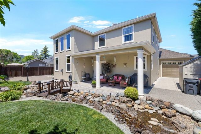574 Grey Hawk Way, Central Point, OR 97502
