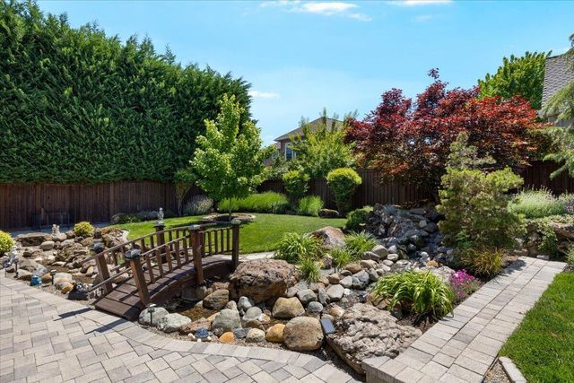 574 Grey Hawk Way, Central Point, OR 97502