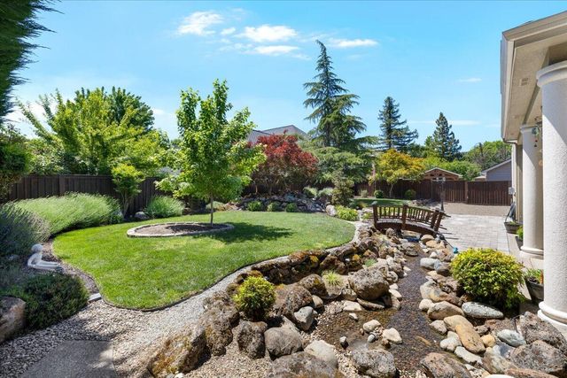 574 Grey Hawk Way, Central Point, OR 97502