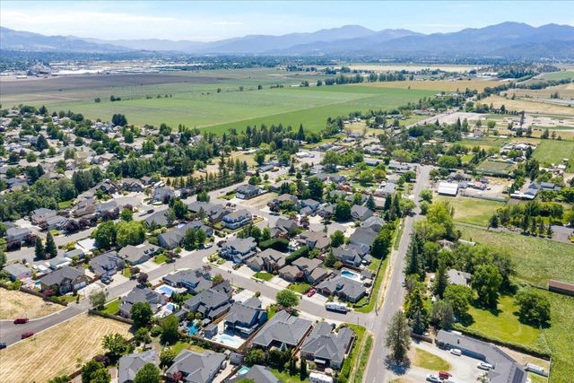 574 Grey Hawk Way, Central Point, OR 97502