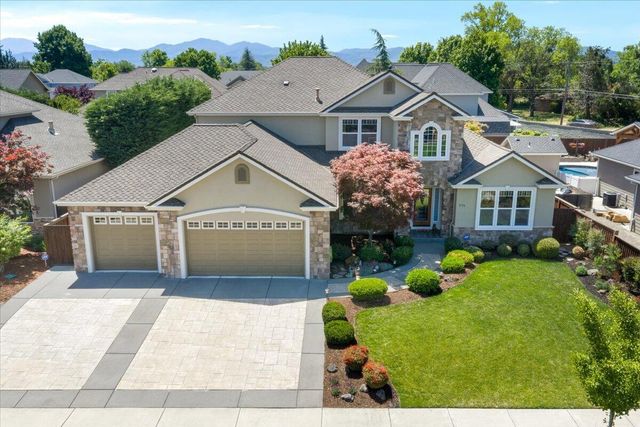 574 Grey Hawk Way, Central Point, OR 97502