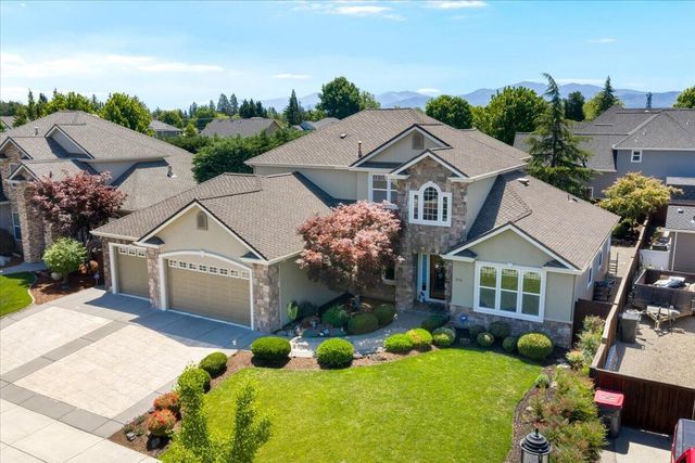 574 Grey Hawk Way, Central Point, OR 97502