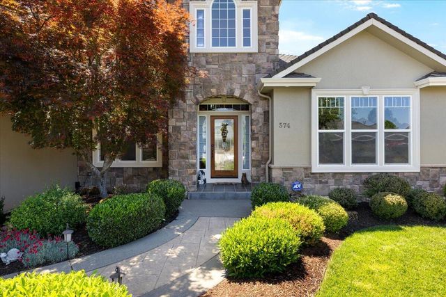 574 Grey Hawk Way, Central Point, OR 97502