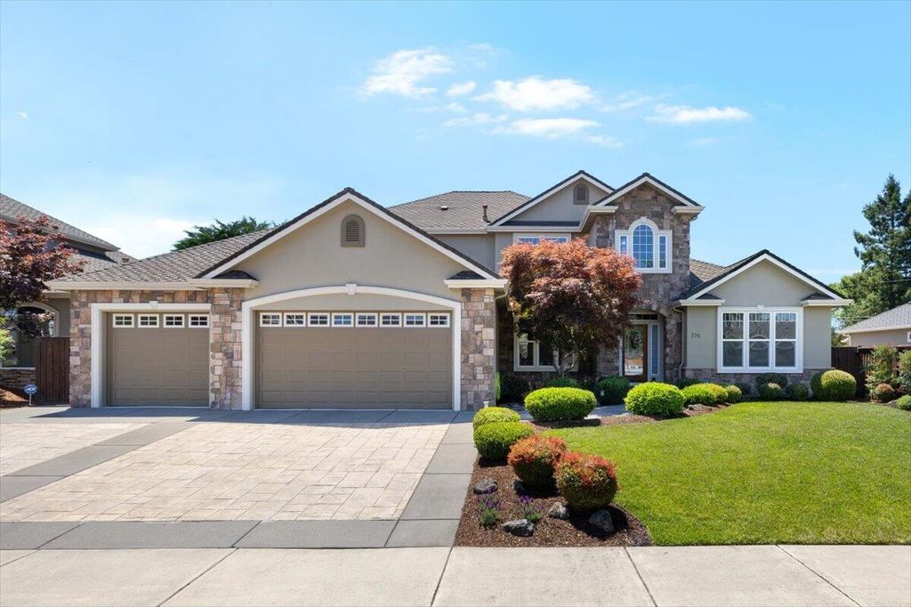574 Grey Hawk Way, Central Point, OR 97502