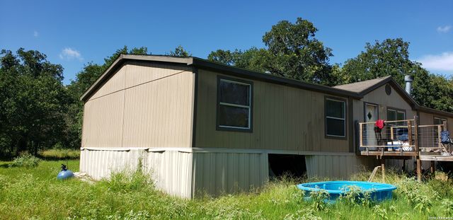 111 FLORES OAKS DR, Floresville, TX 78114