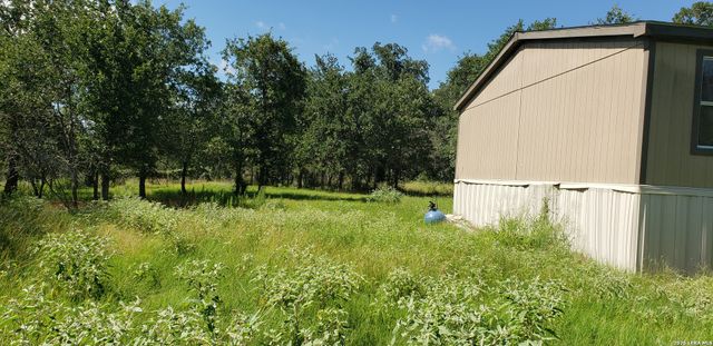 111 FLORES OAKS DR, Floresville, TX 78114