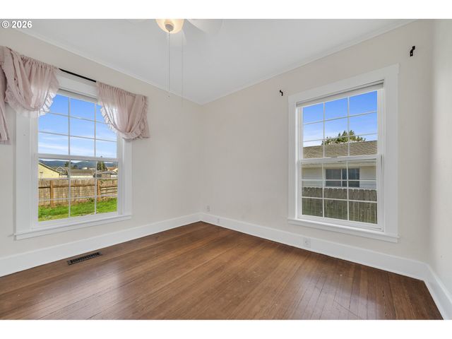 1802 8TH St, Tillamook, OR 97141