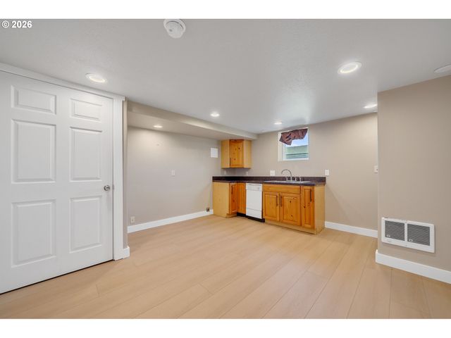 1802 8TH St, Tillamook, OR 97141