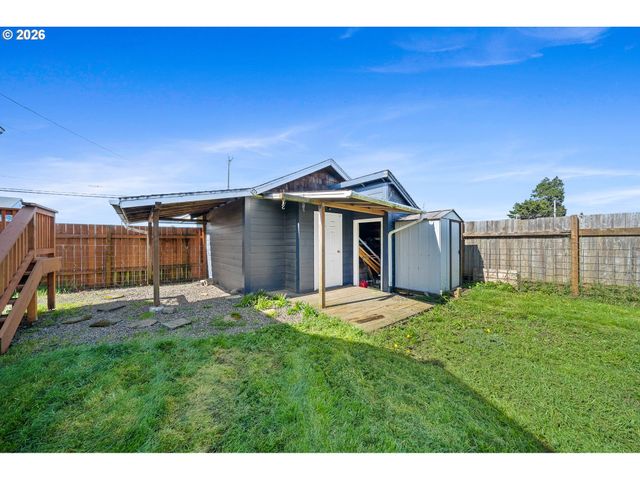 1802 8TH St, Tillamook, OR 97141