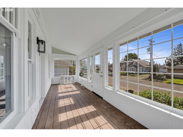 1802 8TH St, Tillamook, OR 97141