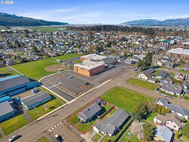 1802 8TH St, Tillamook, OR 97141