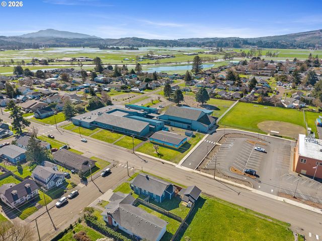 1802 8TH St, Tillamook, OR 97141