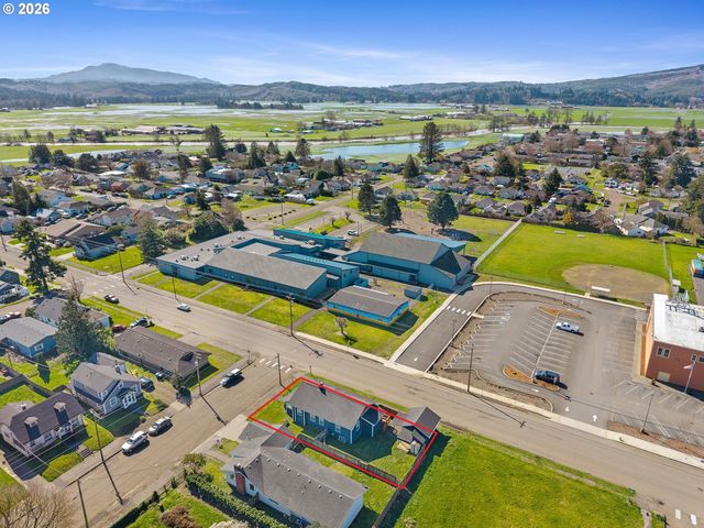 1802 8TH St, Tillamook, OR 97141