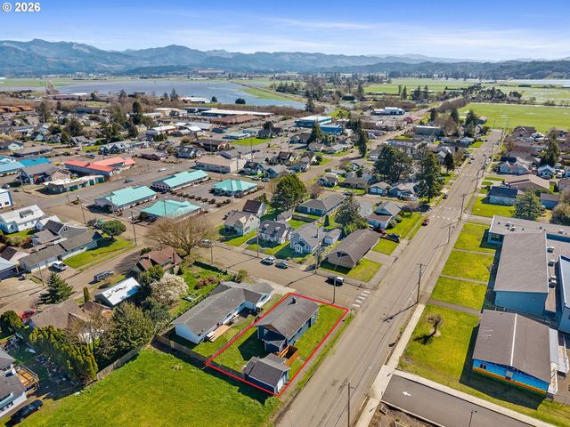 1802 8TH St, Tillamook, OR 97141
