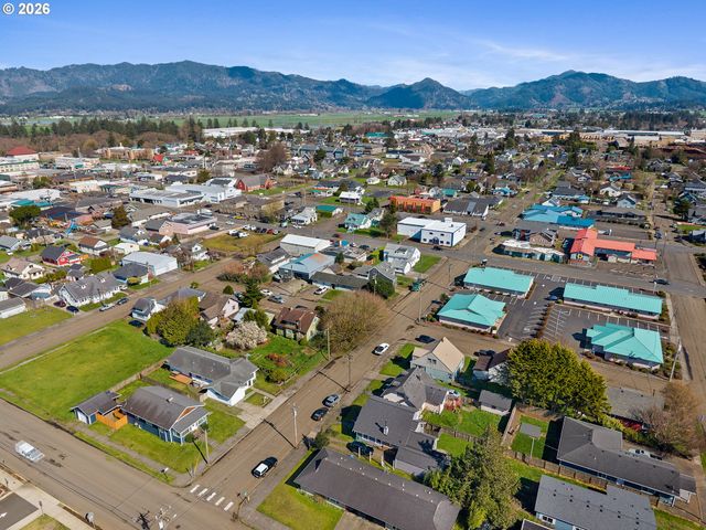1802 8TH St, Tillamook, OR 97141