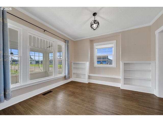 1802 8TH St, Tillamook, OR 97141
