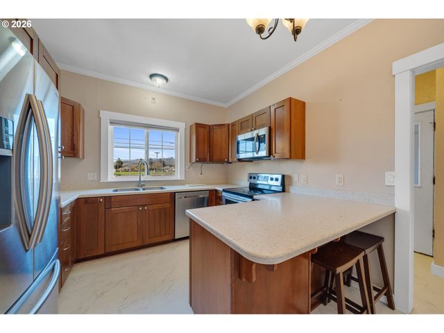 1802 8TH St, Tillamook, OR 97141