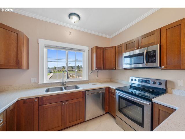 1802 8TH St, Tillamook, OR 97141