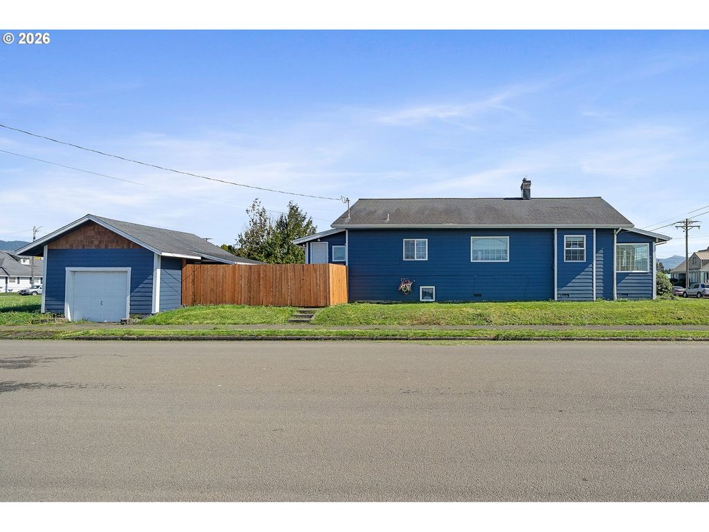 1802 8TH St, Tillamook, OR 97141