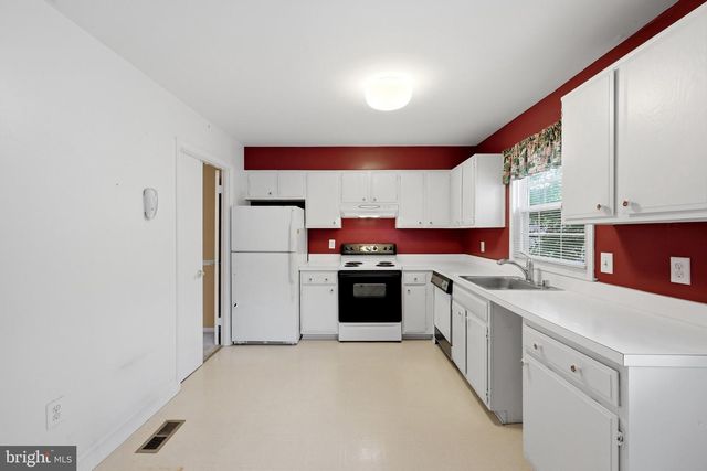 9937 WHITEWATER DR, Burke, VA 22015