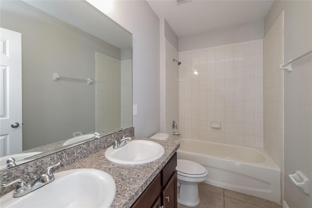 Image 11 of property listing at 122 VITORIA ROAD, Davenport, FL 33837