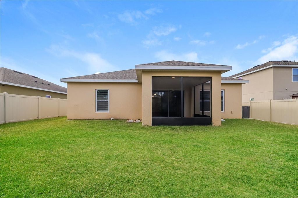 Image 15 of property listing at 122 VITORIA ROAD, Davenport, FL 33837