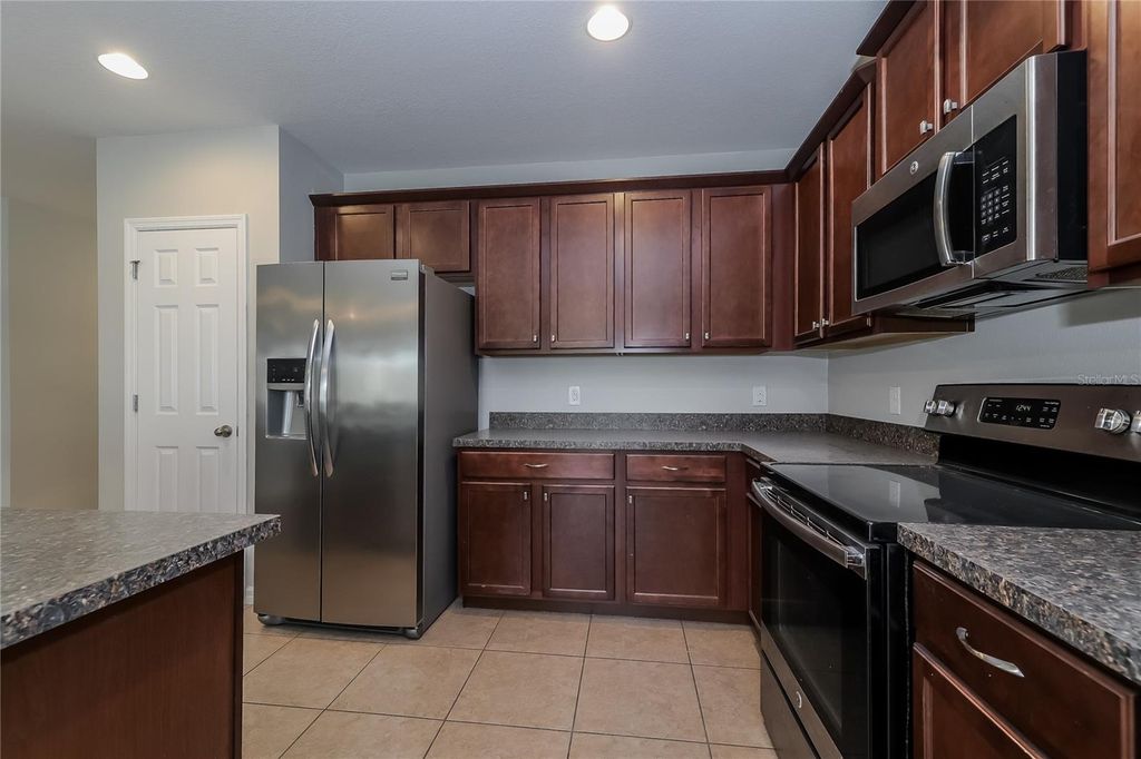 Image 6 of property listing at 122 VITORIA ROAD, Davenport, FL 33837