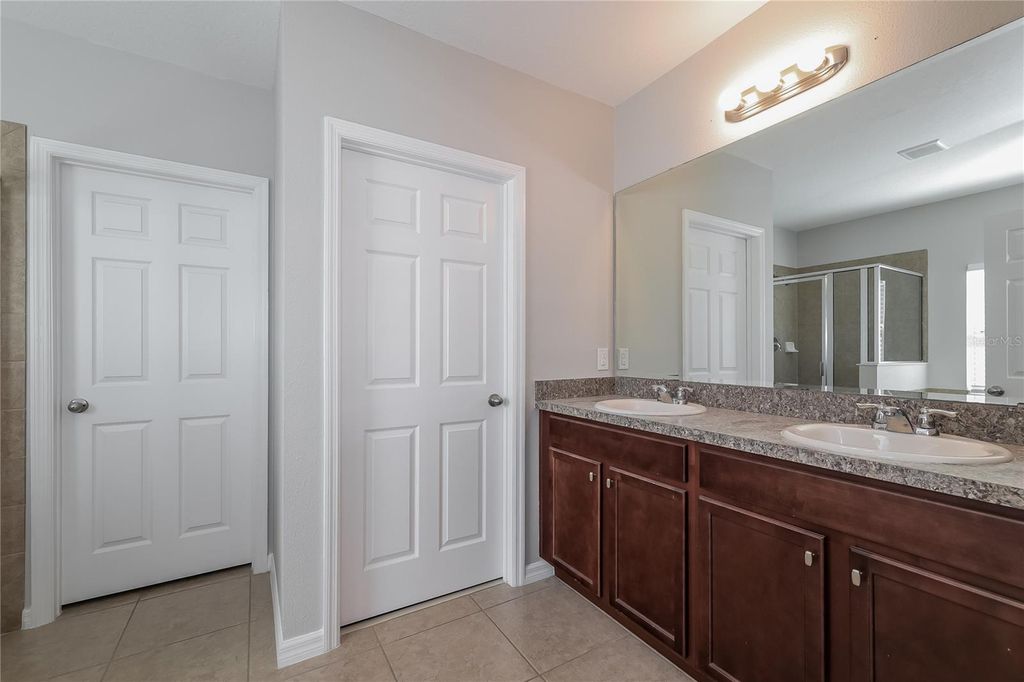 Image 7 of property listing at 122 VITORIA ROAD, Davenport, FL 33837