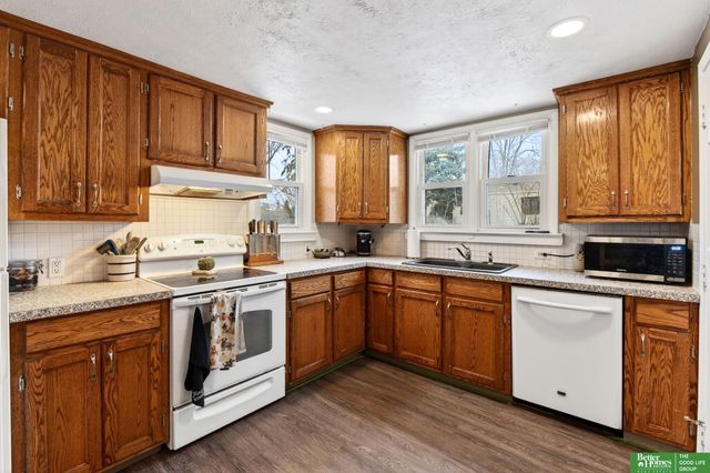 6923 N 60th Street, Omaha, NE 68152