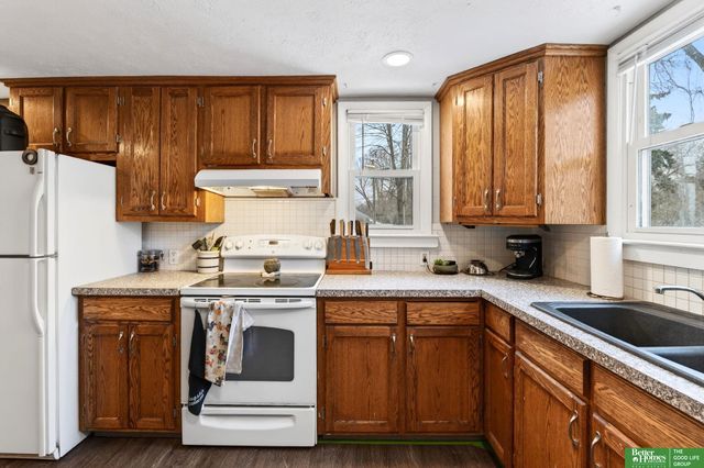 6923 N 60th Street, Omaha, NE 68152