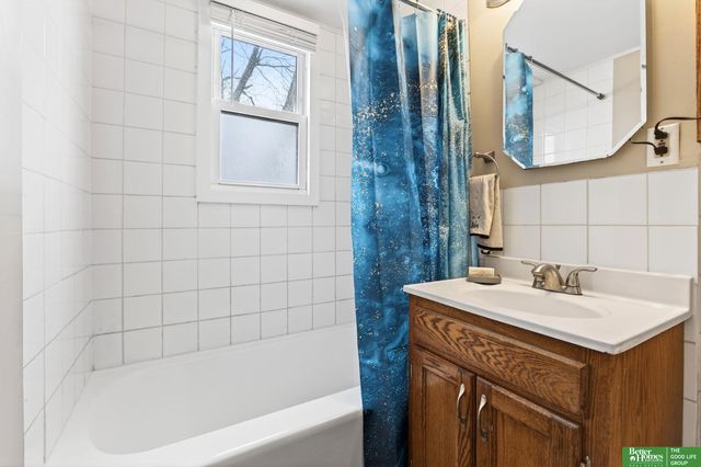 6923 N 60th Street, Omaha, NE 68152