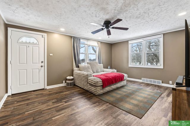 6923 N 60th Street, Omaha, NE 68152