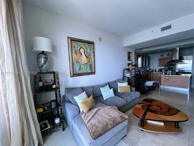 218 SE 14th St TS303, Miami, FL 33131