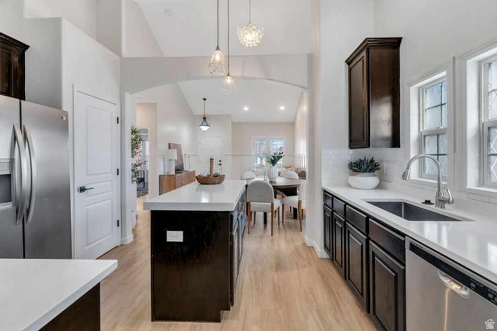 Image 7 of property listing at 10227 S OQUIRRH LAKE RD, South Jordan, UT 84095