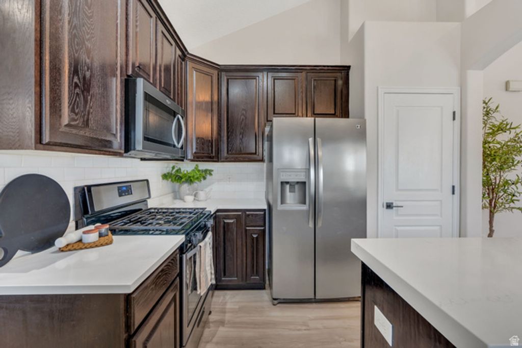 Image 8 of property listing at 10227 S OQUIRRH LAKE RD, South Jordan, UT 84095