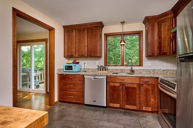 10 Robin Rd, Easthampton, MA 01027